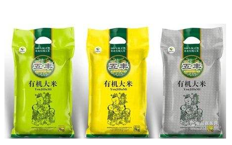 在我們日常生活中大家都會發現大米已由普通的包裝悄然換作了抽真空包裝袋，那么，大米抽真空包裝與不真空包裝的區別有哪些呢？